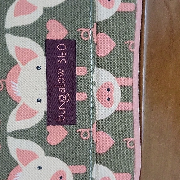 Bungalow 360 Pigs & Hearts Wristlet - Picture 3 of 6